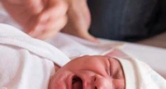 ทารกแรกเกิดมีความเครียดและเสียงฮึดฮัด ทารกแรกเกิดหน้าแดงและดึงขาของเขา
