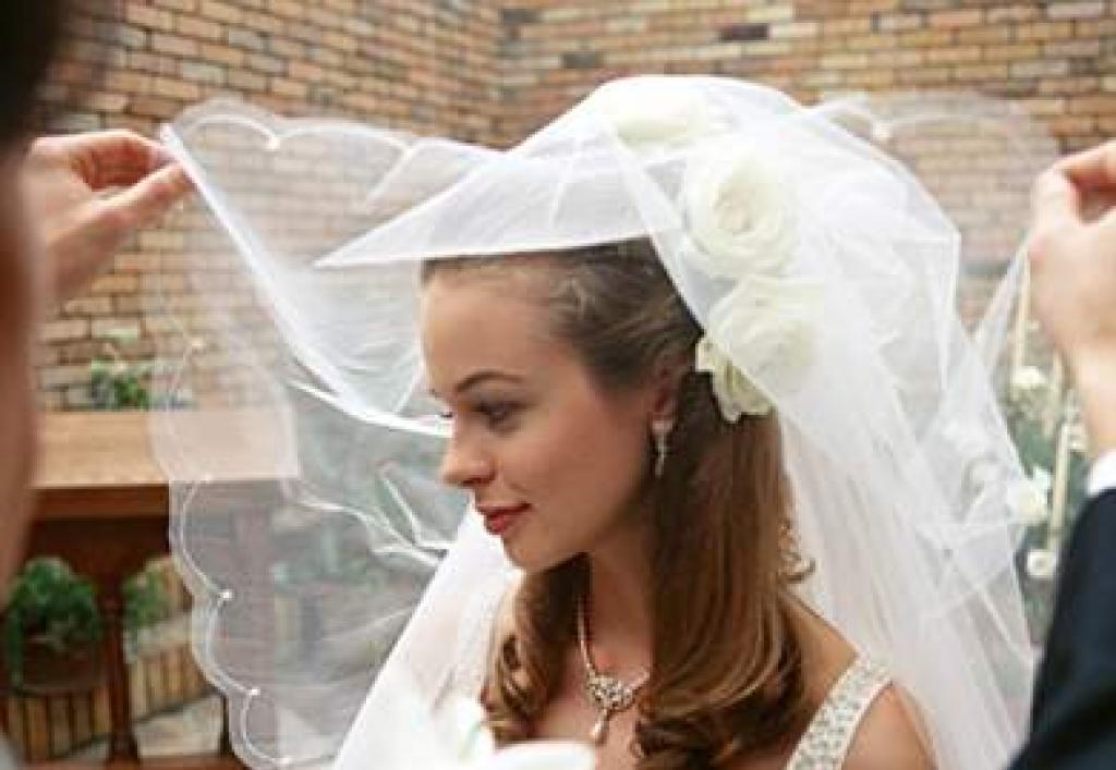 Cum se desfășoară ceremonia de scoatere a vălului de la mireasă Când puteți scoate vălul la o nuntă?