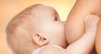 Ημερολόγιο ανάπτυξης: το μωρό είναι τεσσάρων μηνών διατροφή με φόρμουλα