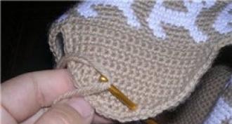 Cum să tricotezi o pălărie pentru o femeie - articole noi Prelucrarea unei pălărie tricotată pentru copii cu șireturi împletite