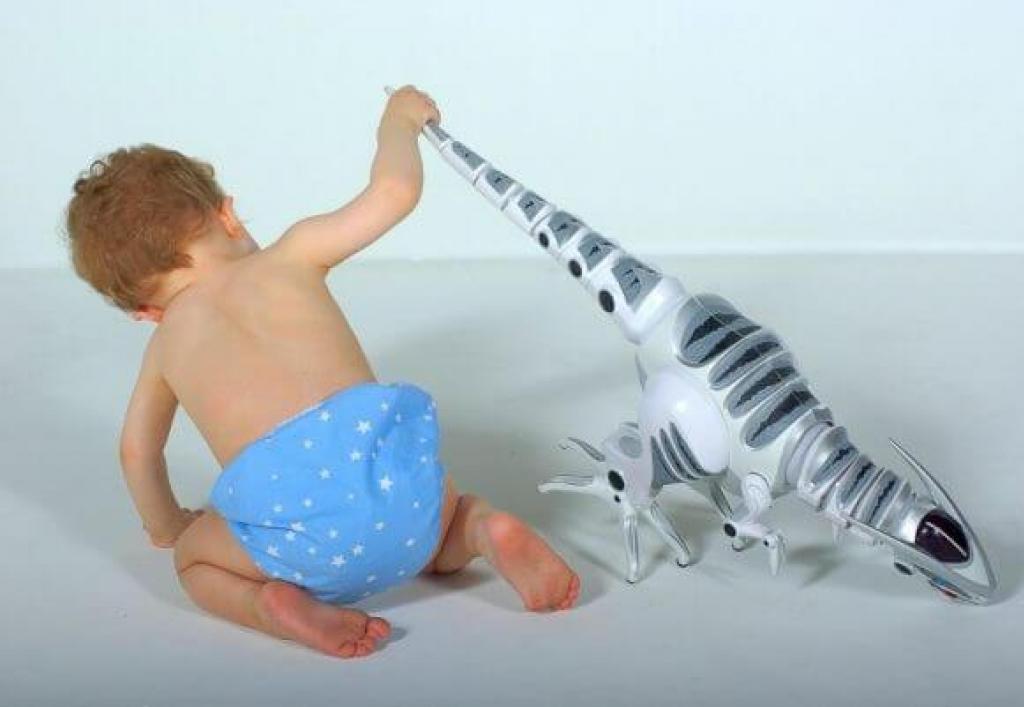 La ce luni începe un bebeluș să țină în mâini diverse jucării și alte obiecte?