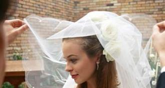 พิธีถอดผ้าคลุมหน้าเจ้าสาว ดำเนินการอย่างไร เมื่อไหร่จะสามารถถอดผ้าคลุมหน้าในงานแต่งงานได้?