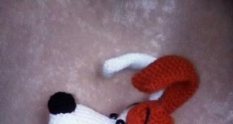 초보자를 위한 패턴과 설명이 있는 amigurumi 스타일의 개 장난감 크로셰 뜨개질